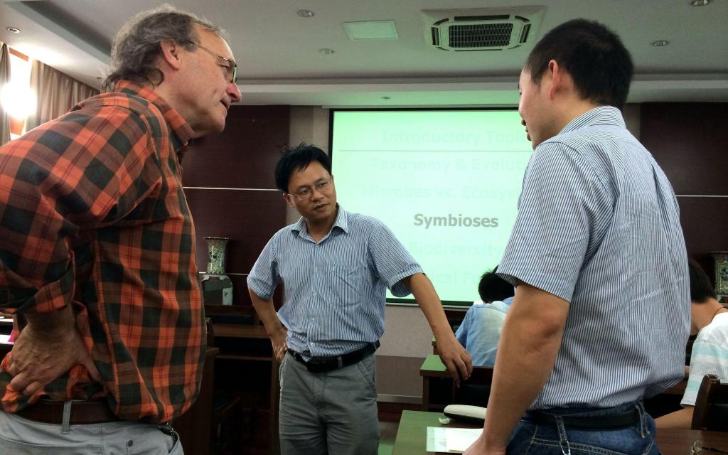 德国拜罗伊特大学生态微生物学系主席，AEM杂志主编Harold L. Drake教授来我院开展博士生课程教学